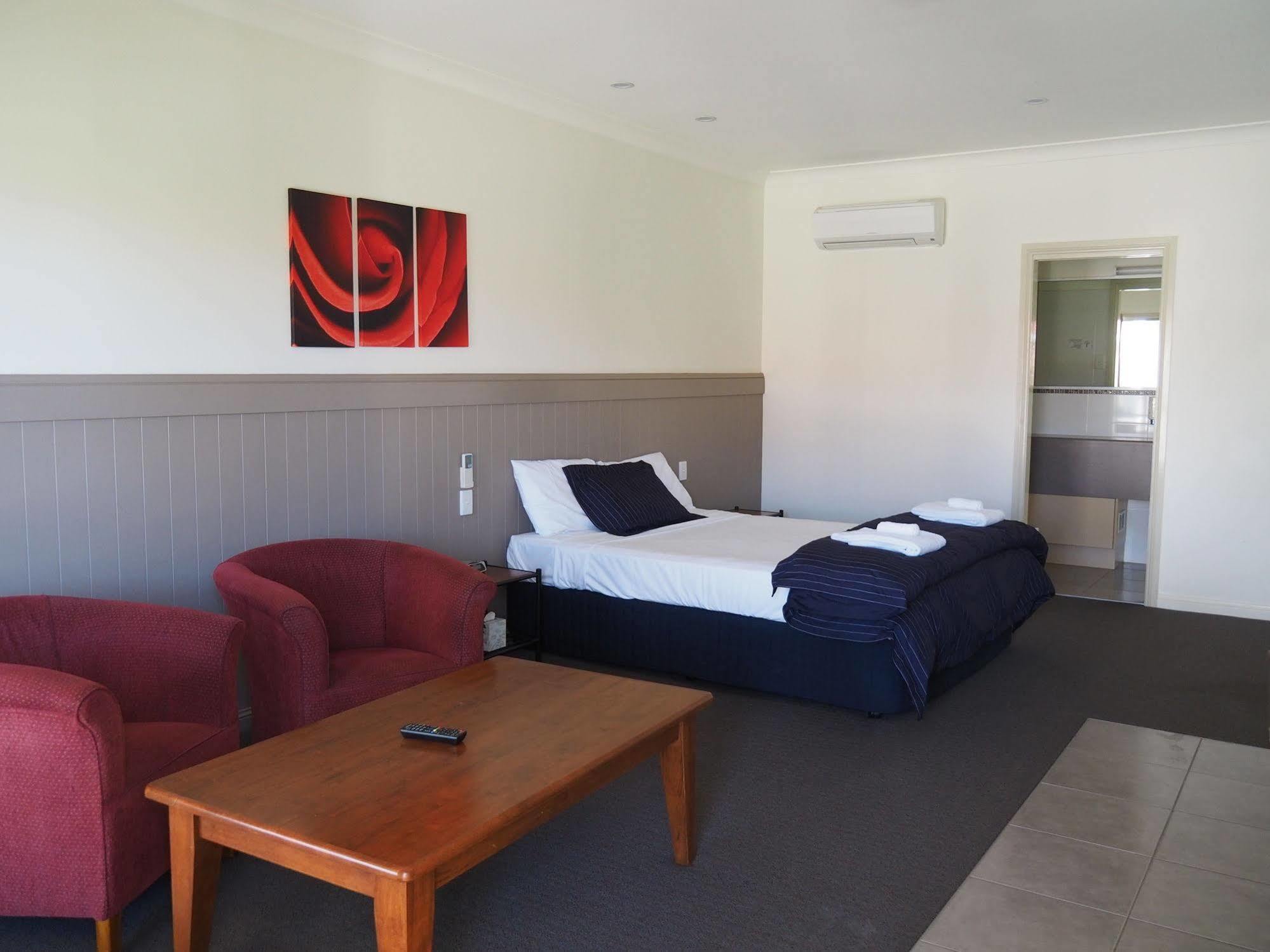 Pittsworth Motor Inn Bagian luar foto